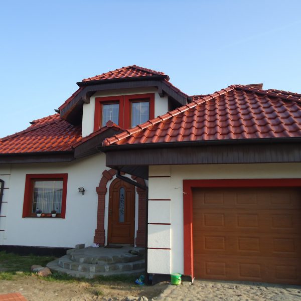 Dach pokryty dachówką Röben Monza Plus w eleganckim odcieniu kasztanowym.